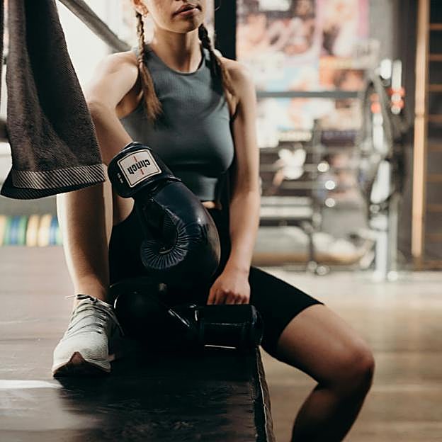 Mujer haciendo boxeo en el ring. 