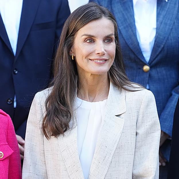 La reina Letizia tiene el look de oficina más inspirador para entretiempo: así es el traje de lino que ha llevado en una reunión de trabajo