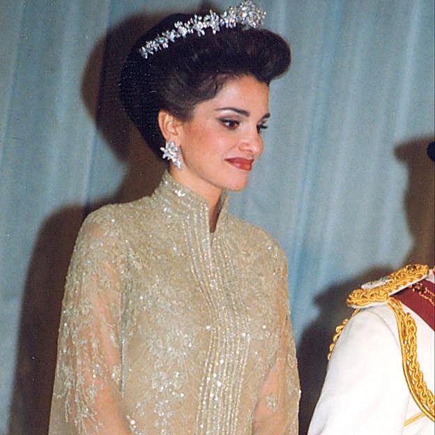 Rania de Jordania con la espectacular tiara de diamantes de Cartier. 