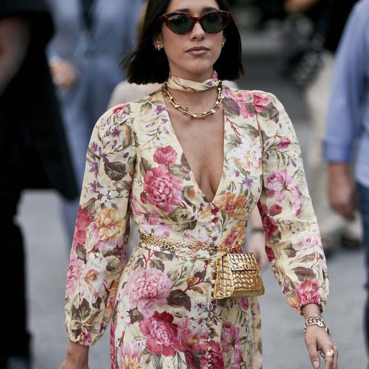 Influencer con vestido estampado