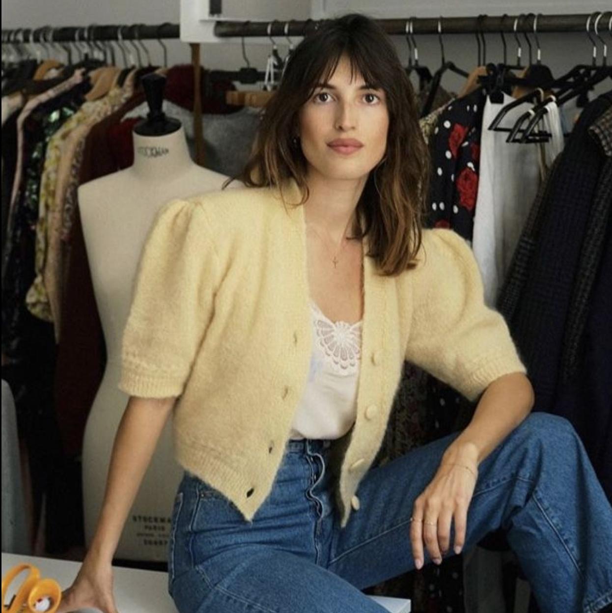 Influencer francesa con chaqueta de punto con manga corta