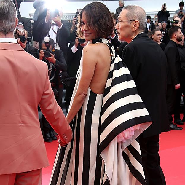 La actriz estadounidense Halle Berry, con su vestido de última hora de Jacquemus. 