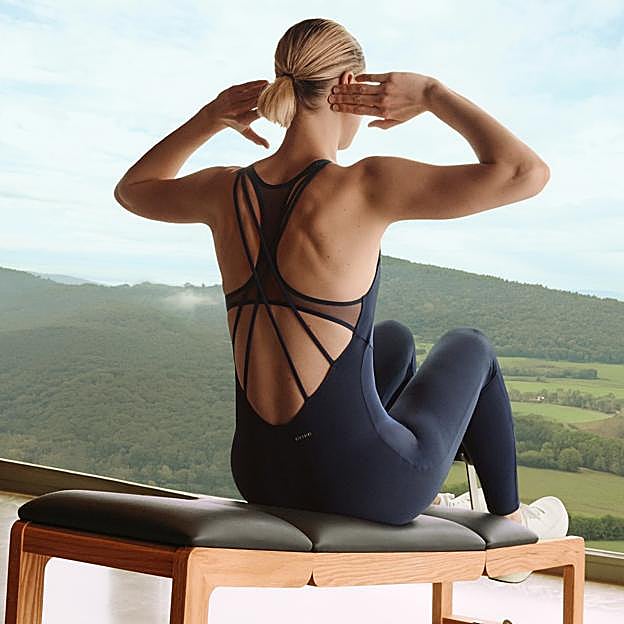 Mujer haciendo ejercicio en casa. 