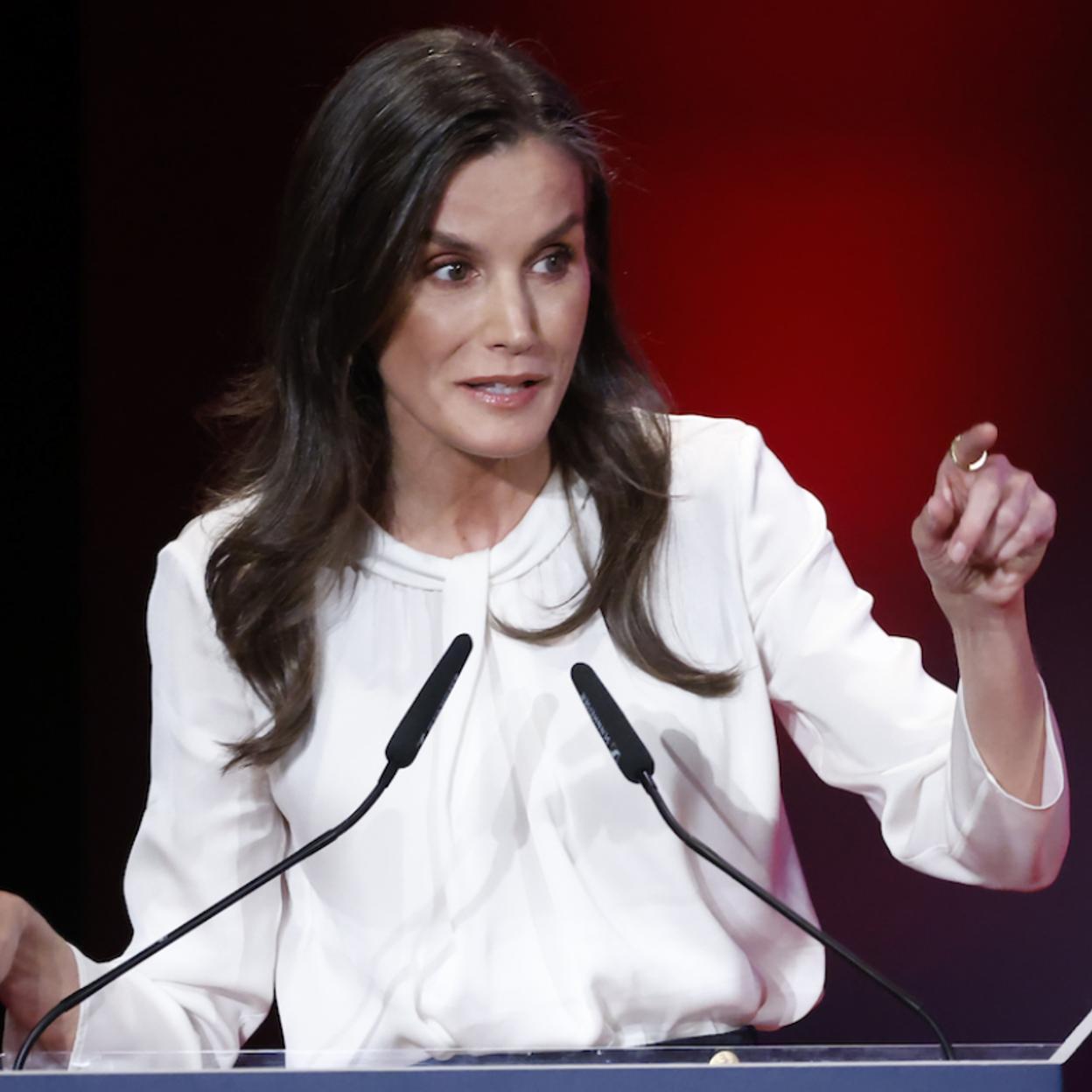 La reina Letizia cerró la gala de entrega de las Medallas de Oro de Cruz Roja España, que se entregan cada año en el Día Mundial de Cruz Roja y Media Luna Roja. 