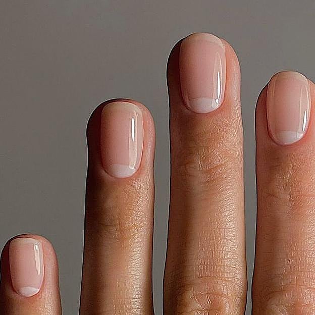 Manicura japonesa con esmalte traslúcido