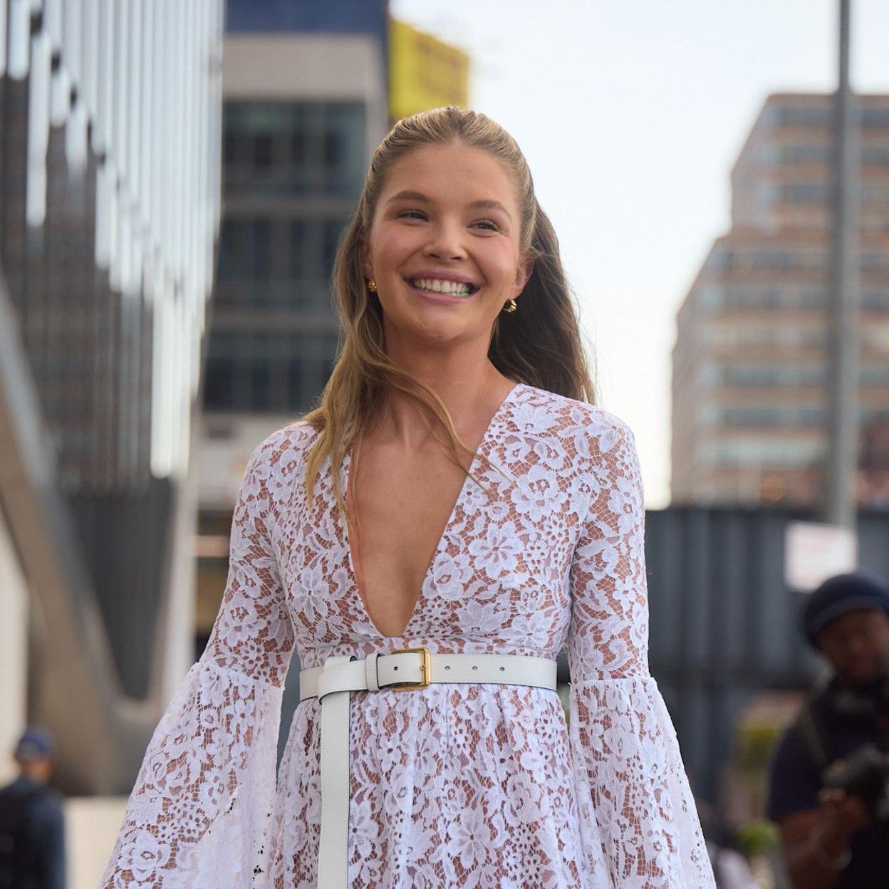 Influencer con piel luminosa