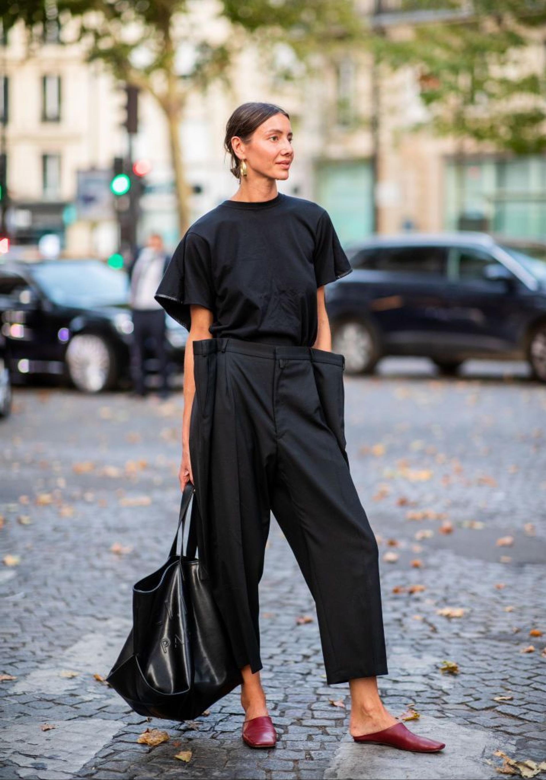 Influencer con pantalones cómodos