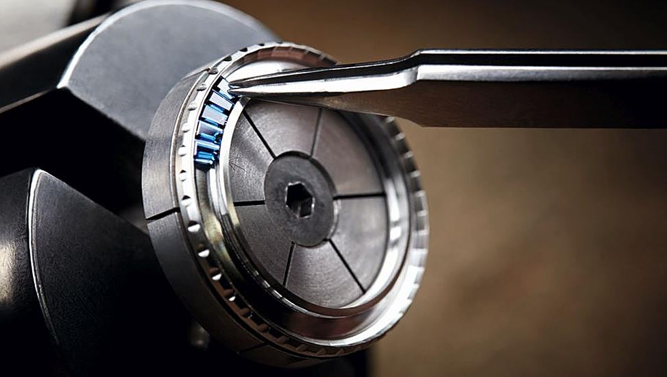 Así se hacen los relojes de Chanel.