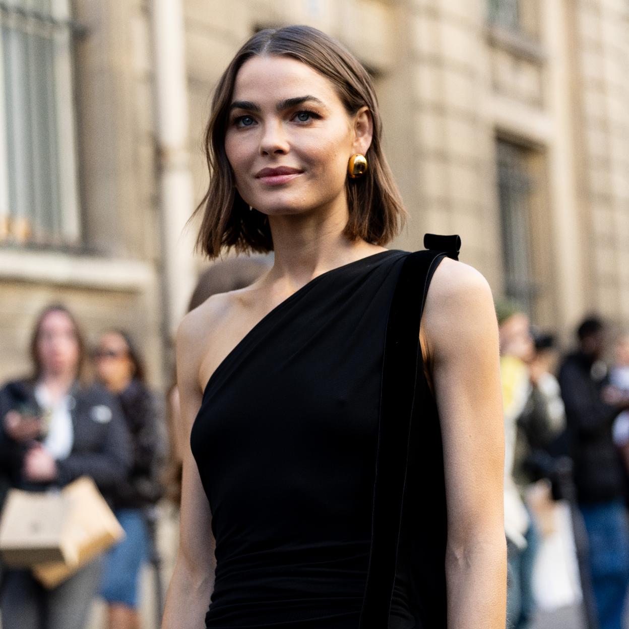 Una modelo con un top asimétrico.