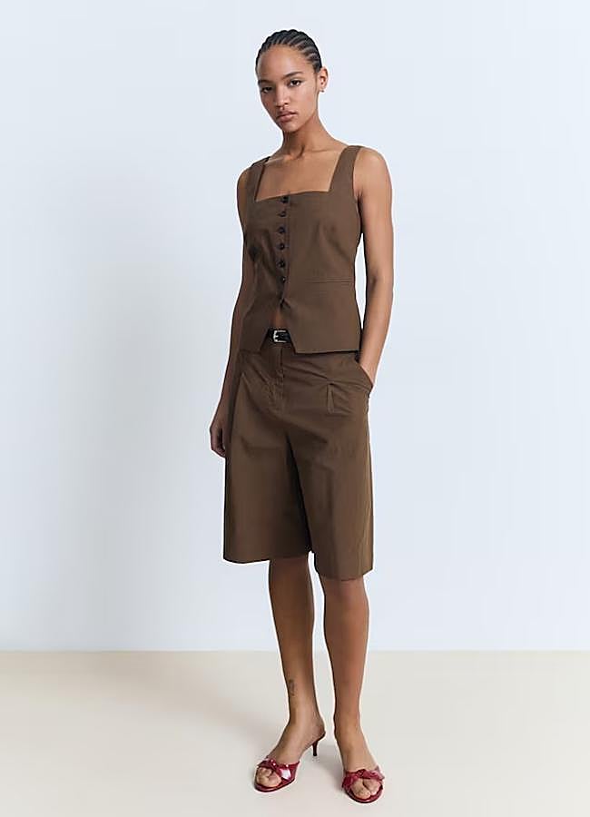 Imagen - Chaleco traje algodón (35,99€) y Bermuda traje algodón (35,99€), de Mango