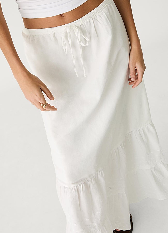 Imagen - Falda blanca fluida Stradivarius.