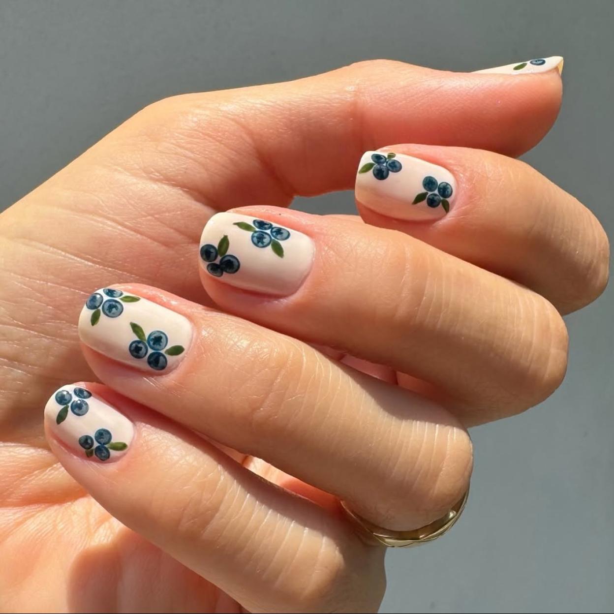 Solo necesitarás una horquilla para hacer esta manicura floral