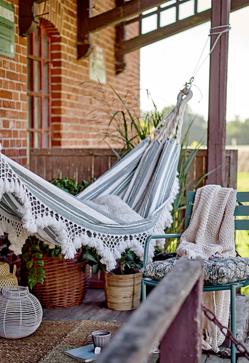 Imagen secundaria 2 - Arriba, cama de sol de ratán, 799 euros. Abajo, sillón colgante, 69.99 euros y hamaca, 139 euros.