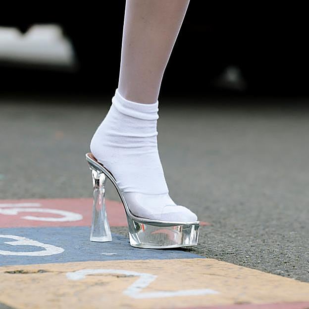 Los zapatos transparentes han vuelto y estos son los más bonitos