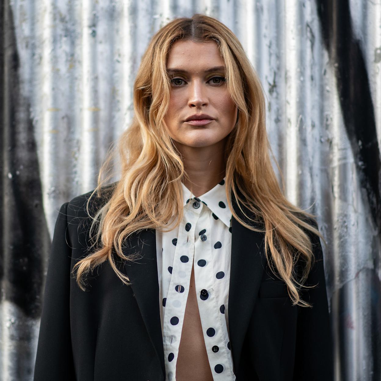 Modelo con piel sin imperfecciones