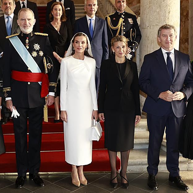 Yolanda Díaz junto a los reyes Felipe y Letizia y Alberto Núñez Feijóo.