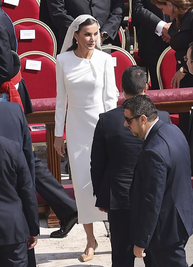 Imagen - La reina Letizia con un vestido blanco de Redondo Brand. / GTRES