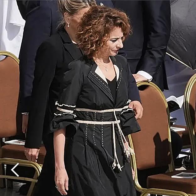 María Jesús Montero reinterpreta el protocolo con un vestido negro muy original en la misa de inicio del pontificado del Papa León XIV