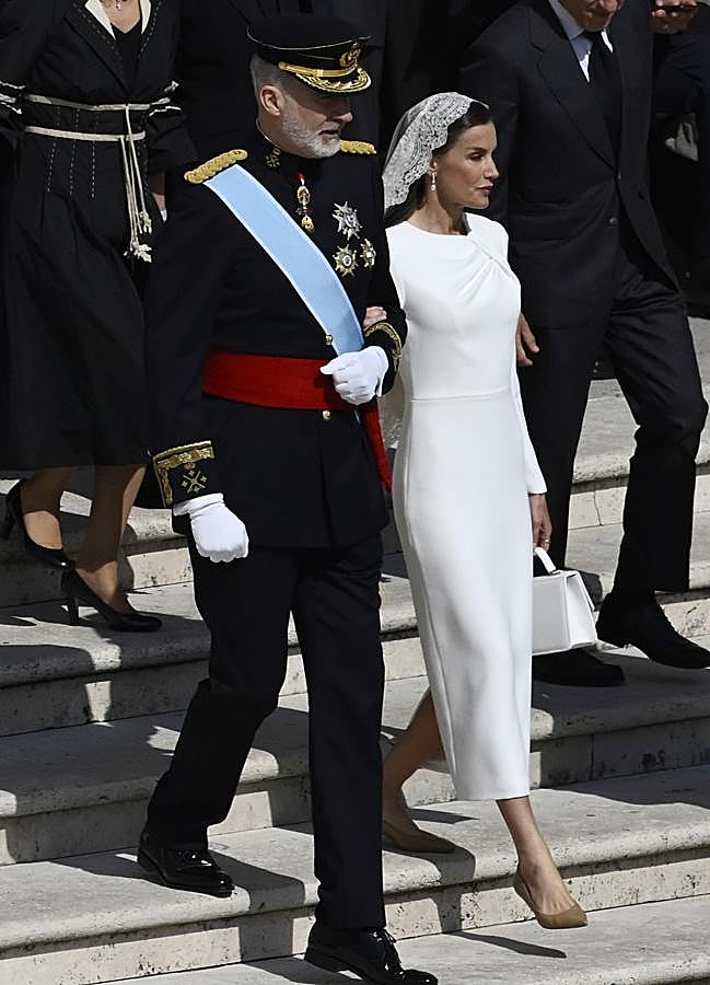 Imagen - La reina Letizia completó el look con salones marrones. / GETTY