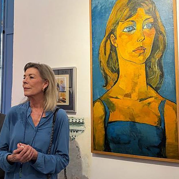 Carolina de Mónaco posando junto a su cuadro en La Habana. 