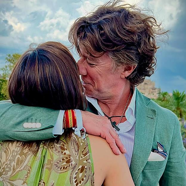 Colate abrazando a Alejandra Conde, en una imagen de sus redes. 