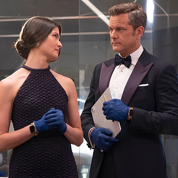 Phillipa Soo y Joshua Jackson compartiendo una escena de la serie.