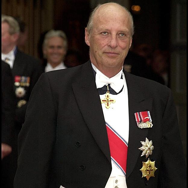 Harald V de Noruega durante la boda de su hijo, Haakon Magnus con Mette-Marit. 