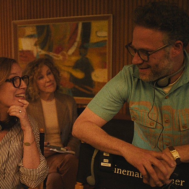 Matt (Seth Rogen) junto a Sarah Polley y Patty (Catherine O'Hara) en una escena del episodio dos de la serie.