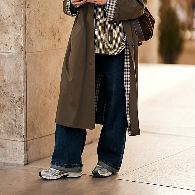 Zapatillas grises: por qué merece la pena invertir en este calzado todo el año