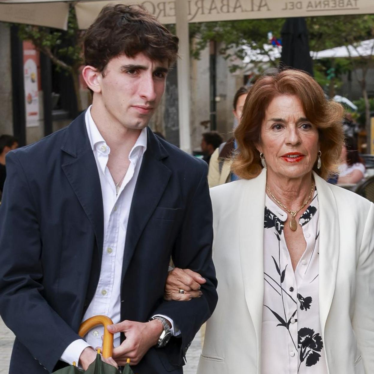 Alejandro Agag jr., con su abuela Ana Botella, camino del Teatro Real. 