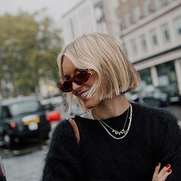 Influencer con corte de pelo corto blunt bob micro