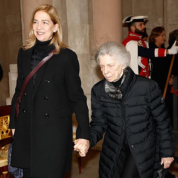 La infanta Cristina y su tía, Irene de Grecia, de la mano. 