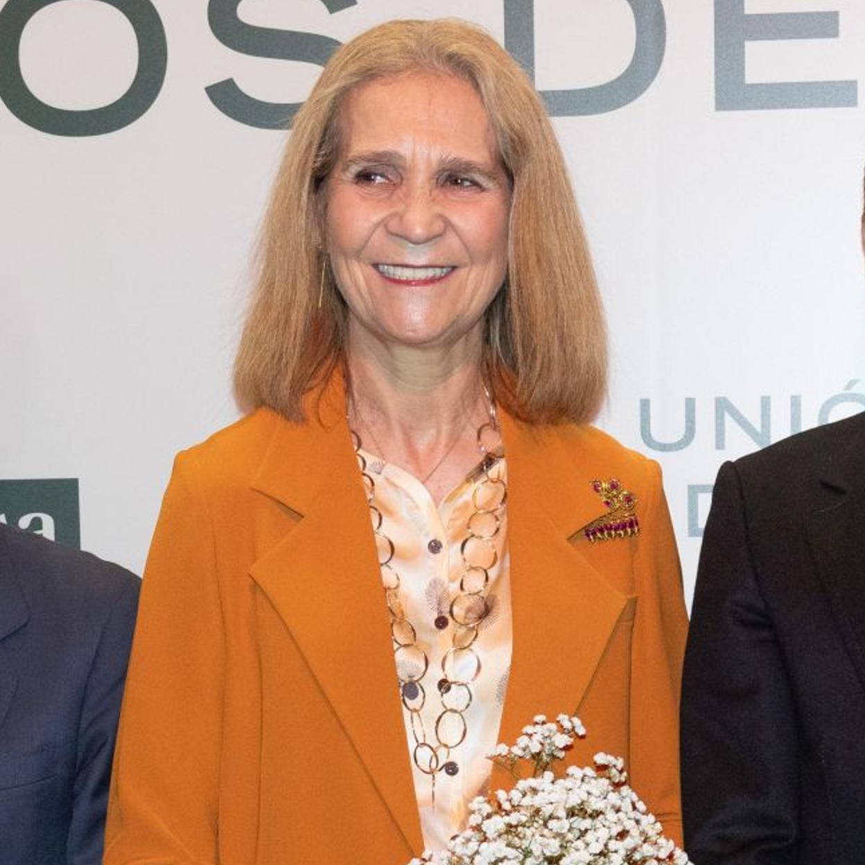 La infanta Elena con un traje de color naranja.