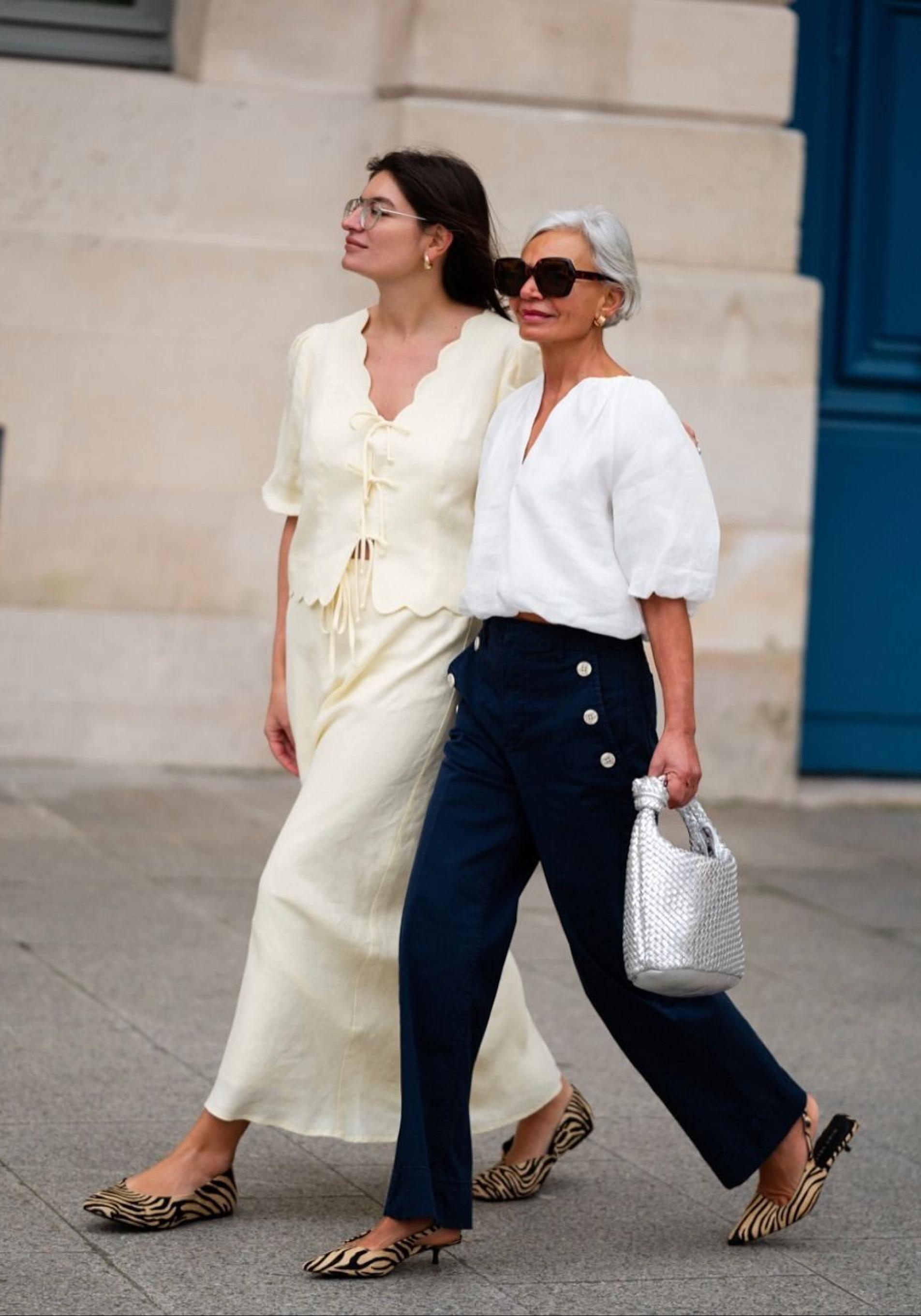 Influencer mayor de 50 con pantalones marineros