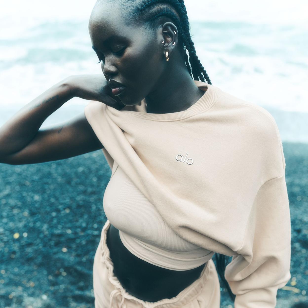 Mujer con un look deportivo. 