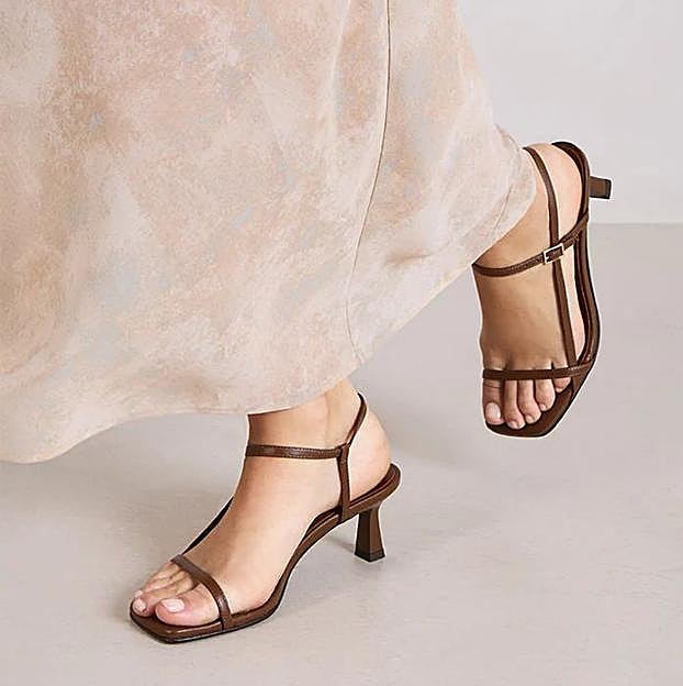 Sandalia de tiras finas, de Bryan Stepwise.