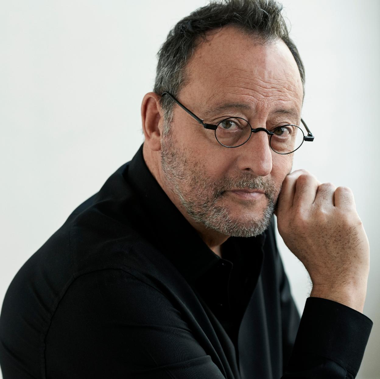 El intérprete galo Jean Reno debuta en la industria literaria con Emma bajo el cielo de Omán.