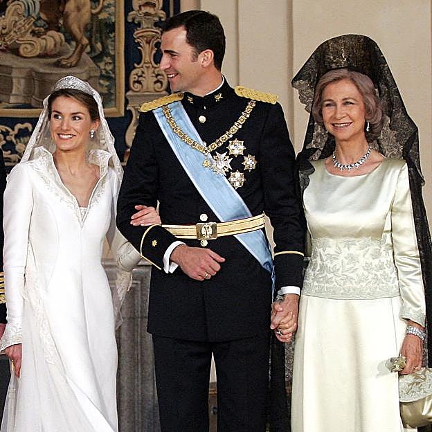 El férreo control de la reina Sofía en la boda de los reyes Felipe y Letizia: del vestido de novia a la elección de tiara