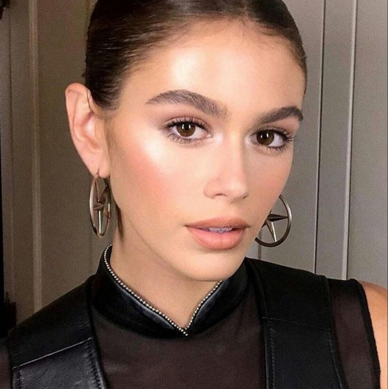 Kaia Gerber con cejas rellenas y esculpidas