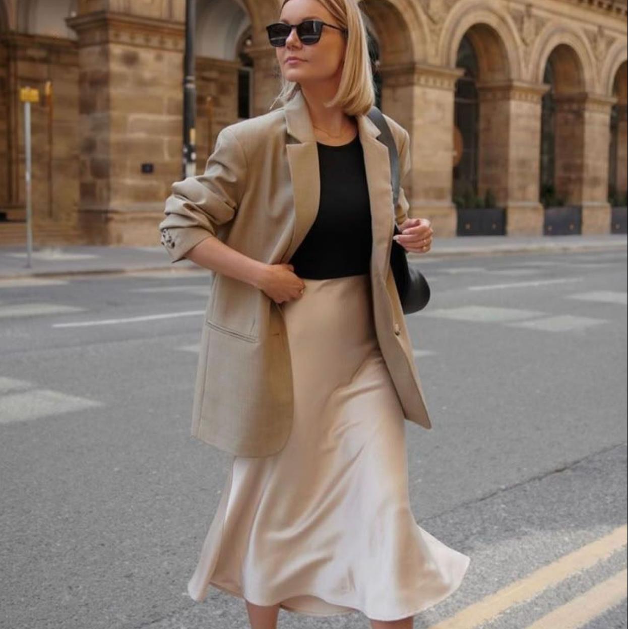 Influencer con look minimalista con falda de satén