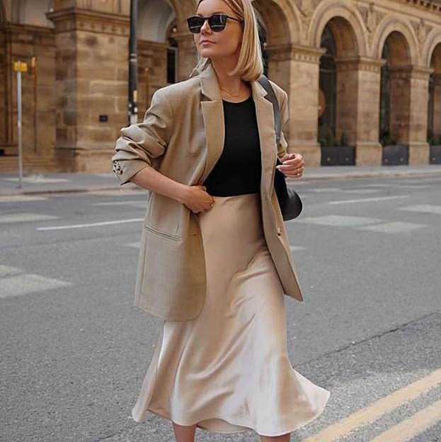 Estas faldas de satén son el truco de las más elegantes para llevar looks minimalistas noventeros