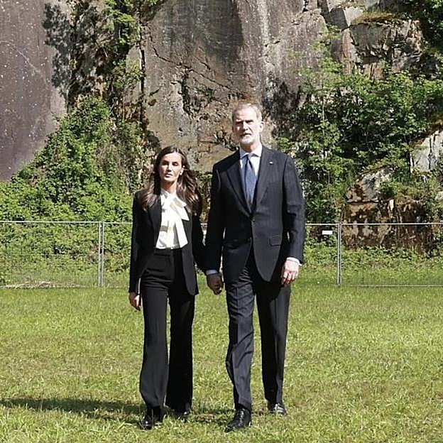 Imagen principal - La visita de los reyes Felipe y Letizia al campo de exterminio de Mauthausen, donde contemplaron impactados uno de los hornos crematorios. Y el gesto de afecto de la reina, durante una visita a Valencia tras la tragedia de la Dana. 