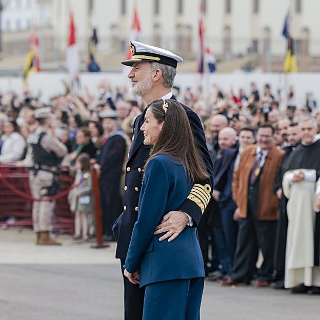 Los reyes Felipe y Letizia en Cádiz, despidiéndose de la princesa Leonor, que embarcaba en el buque escuela Juan Sebastián ElCano. 
