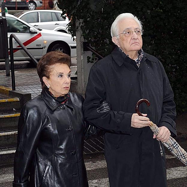 Mariano Ozores, junto a su mujer en el funeral de Florinda Chico en 2011. 