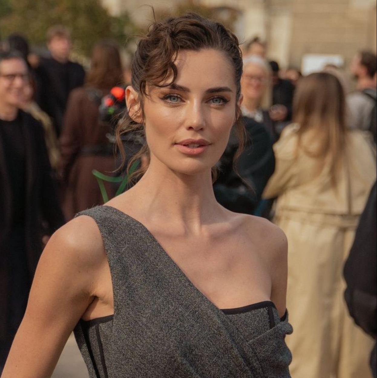 Modelo con piel perfecta en el street style