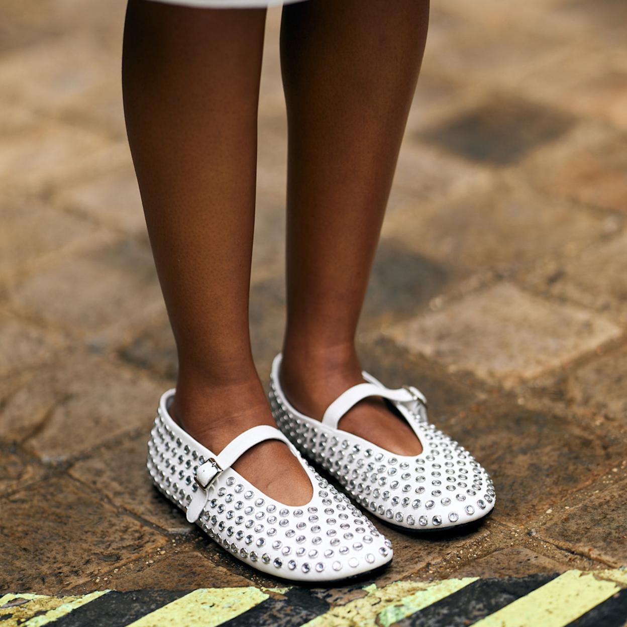 Mujer con bailarinas con tachuelas
