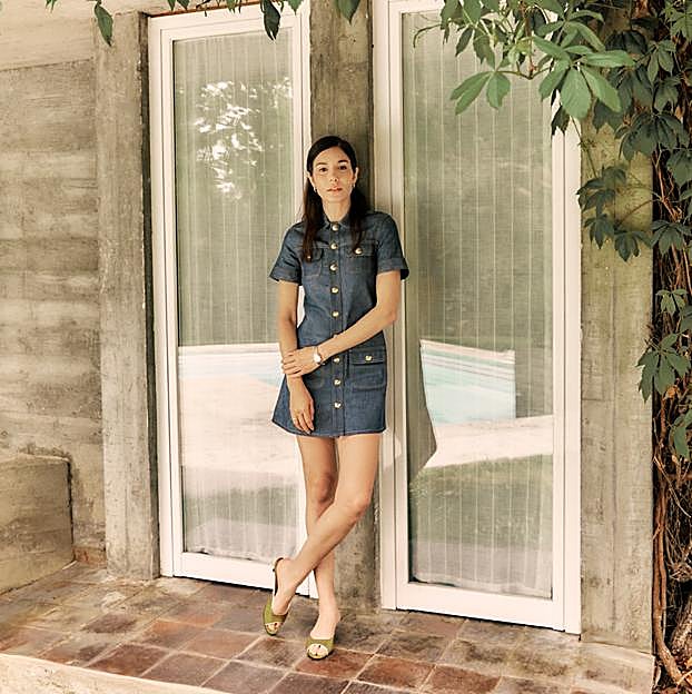 Vestido vaquero de Celine y sandalias de Renate Jacob. Pendientes Serpenti Viper, en oro rosa y pavé de diamantes, y reloj Serpenti Seduttori, de acero con diamantes, ambos de Bvlgari.