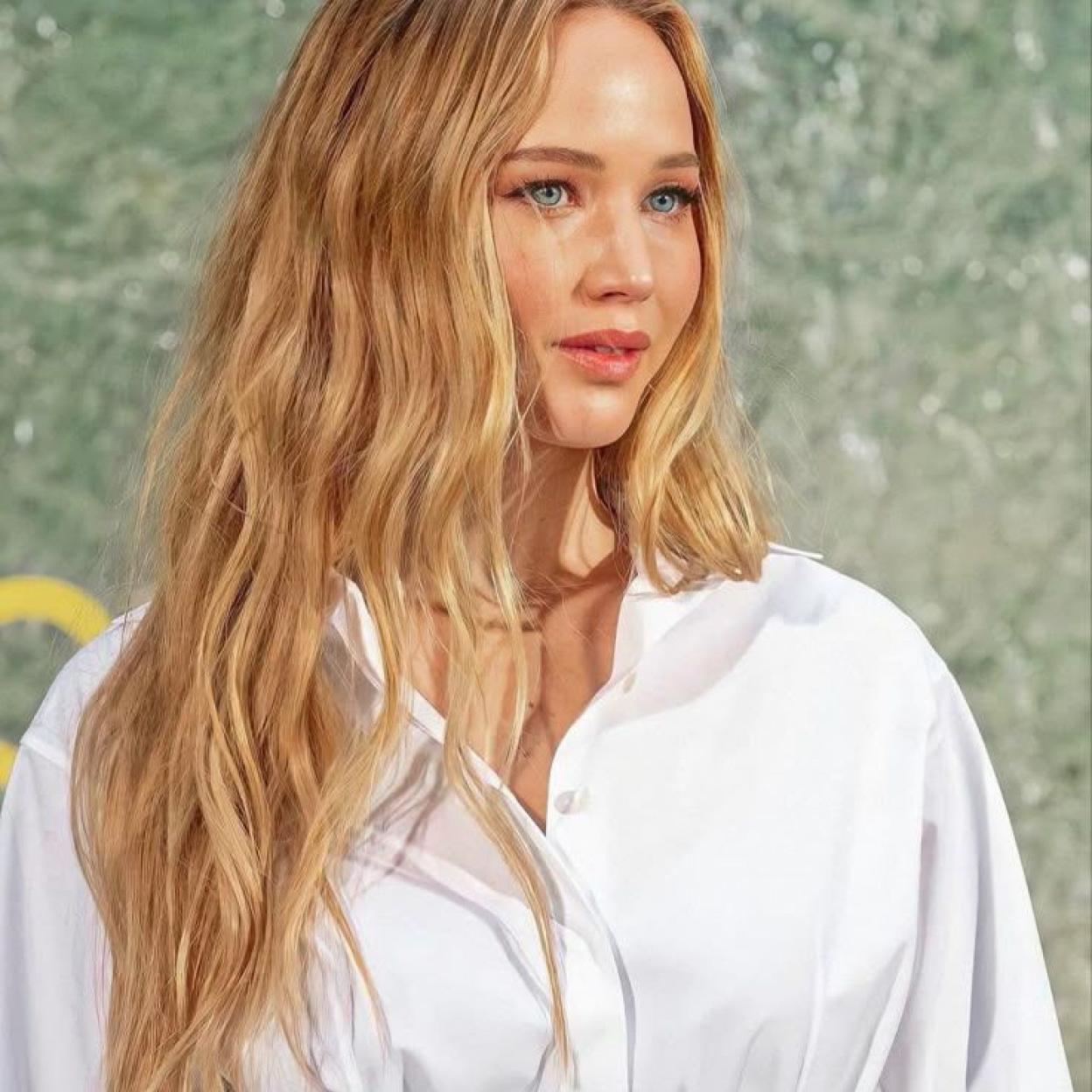Jennifer Lawrence con cabello ondulado