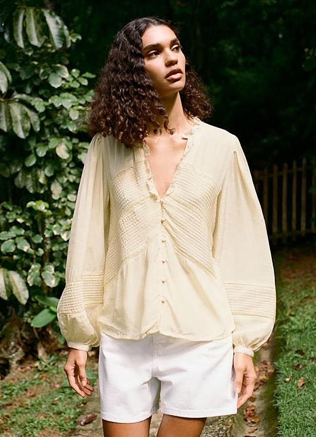 Imagen - Blusa romántica con jaretas amarillo mantequilla