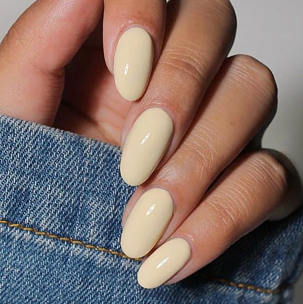 Manicura color amarillo mantequilla